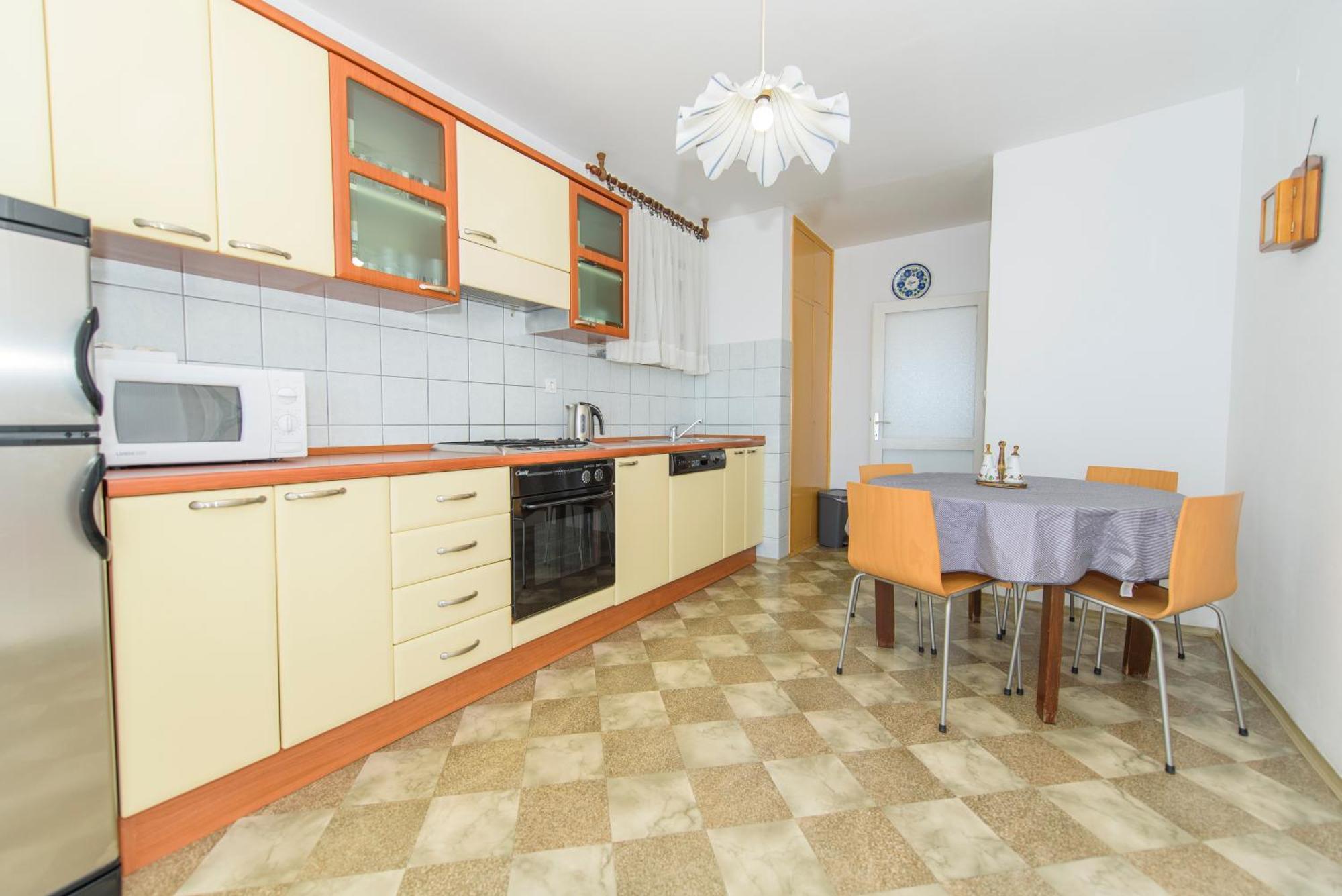 Sunny Apartment Оміш Екстер'єр фото